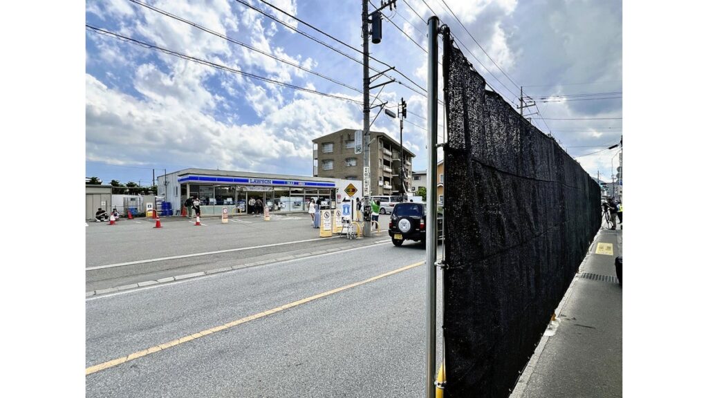 [社会] 穴を複数開けられた「コンビニ富士」の黒い幕、強度が高いものへの変更検討…色替えも検討