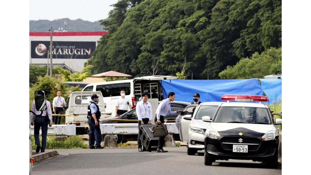 [社会] 河川敷に「ピストルなど入った箱」と通報、ロケットランチャーや手投げ弾のような物も見つかる