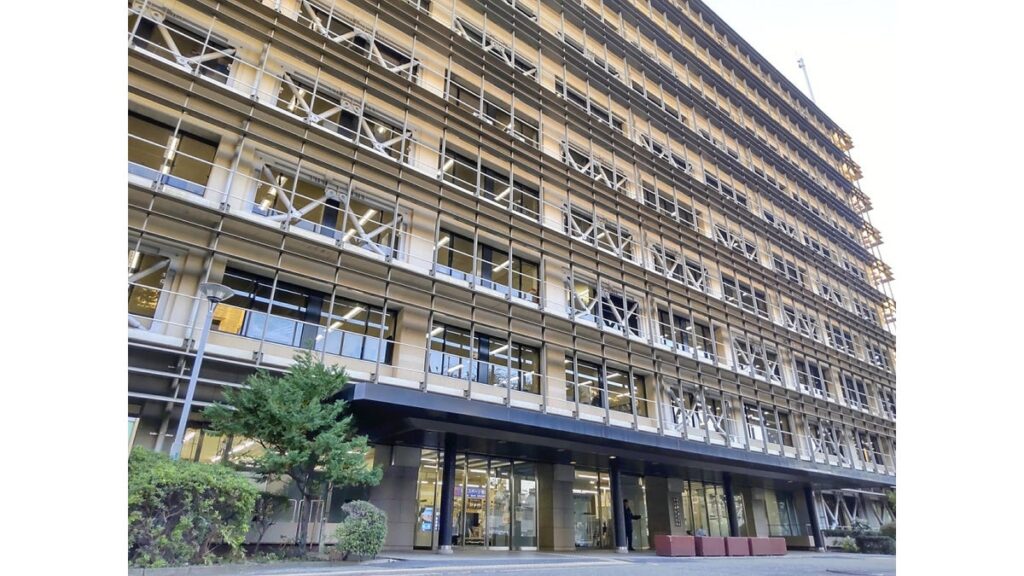 [社会] 埼玉・飯能市の林道脇の車内に６０代くらいの男性と男児の遺体、２人の体には血が