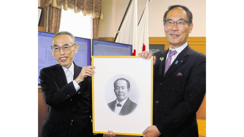 [ニュース] 新１万円札の顔贈呈 国立印刷局が肖像画複製を知事に