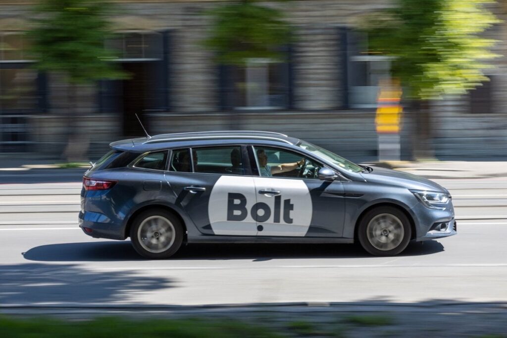 ボルトの運転手は客にガスを噴射して攻撃したとされる。  「彼は『Иди н***й!』と言ったので、私は顔を上げて目の前でガスを吐きました!」