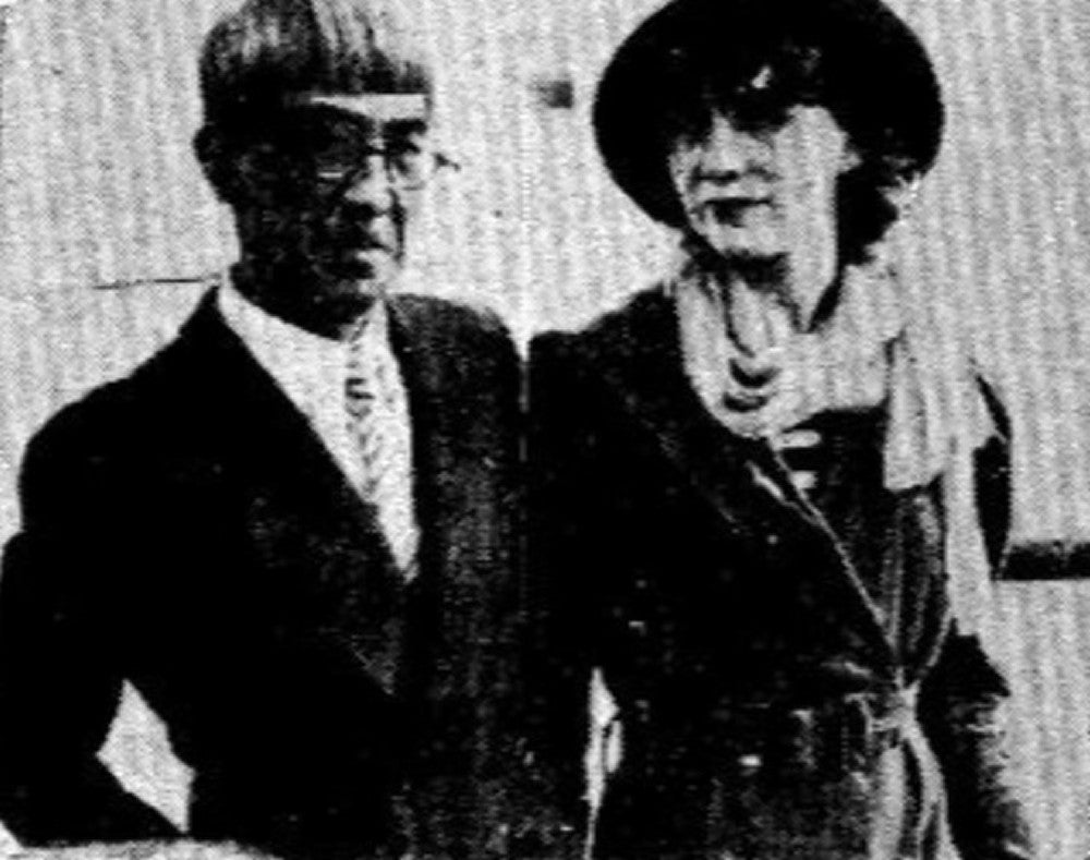 パリで成功を収めたのち、１９３３年に帰国した藤田嗣治（左）。１９３３年１１月１７日付夕刊より