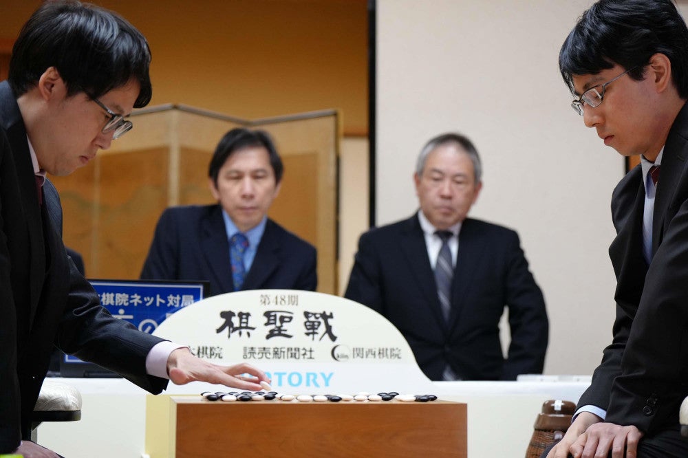 対局２日目の朝、関係者が見守る中で１日目の手が盤上で再現された