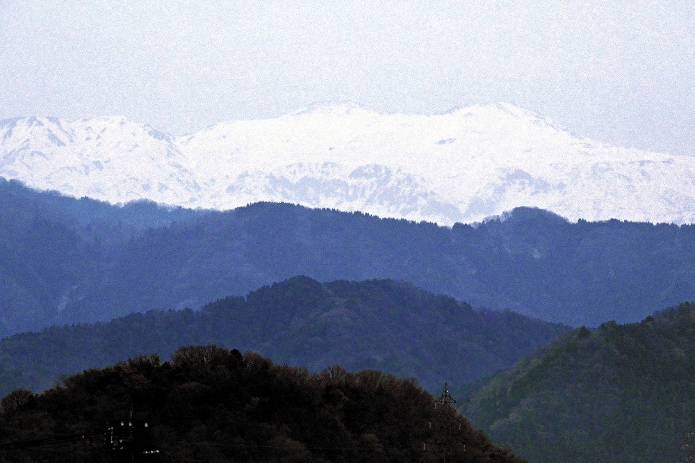 武生から石川県内の白山が遠望できる。春になっても雪が解けないと紫式部は歌に詠んだ