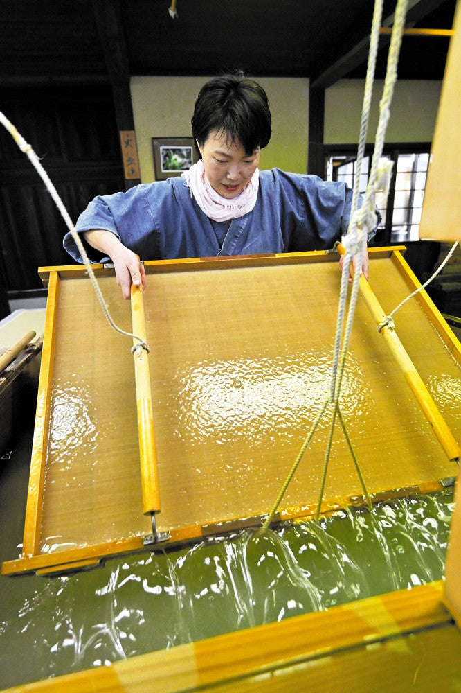 越前和紙の里にある卯立の工芸館で、昔ながらの紙漉き工程が見学できる