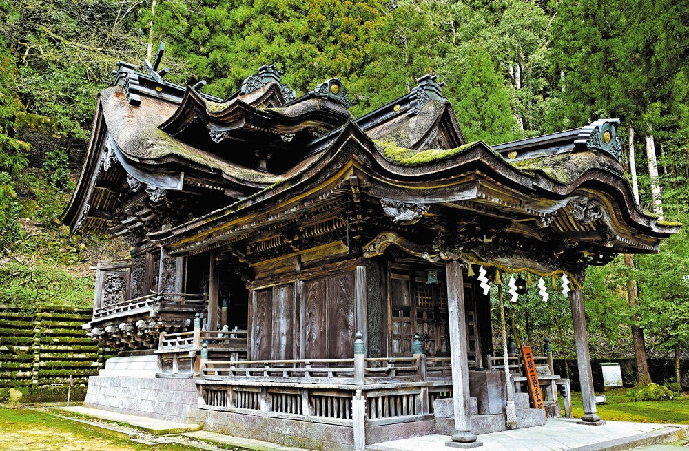 紙漉きの技術を伝えた川上御前をまつる岡太神社・大瀧神社。社殿の屋根は「日本一複雑」という