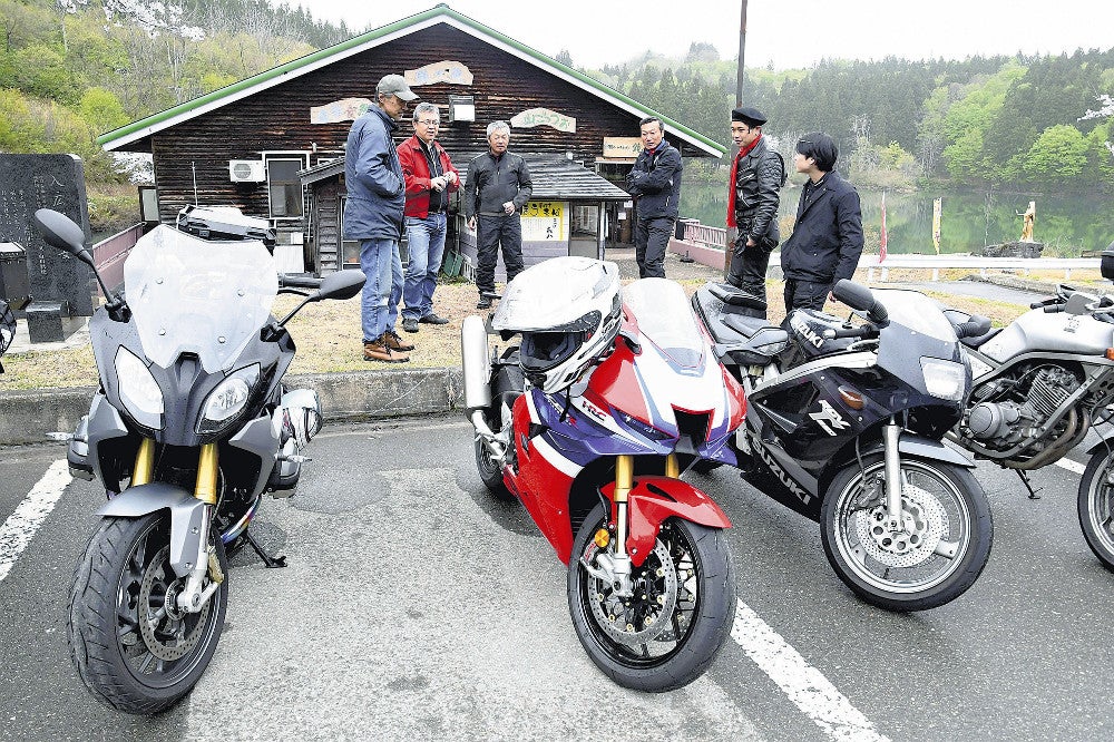 バイク談議に花を咲かせる「朝活Ｃａｆｅ！」の参加者（２０日、新潟県魚沼市で）