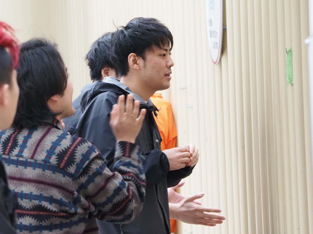 イベントの出番前、近くの公園でネタ合わせをする奥山さん。周囲には「お笑い」のネタ合わせをする人が多数いた