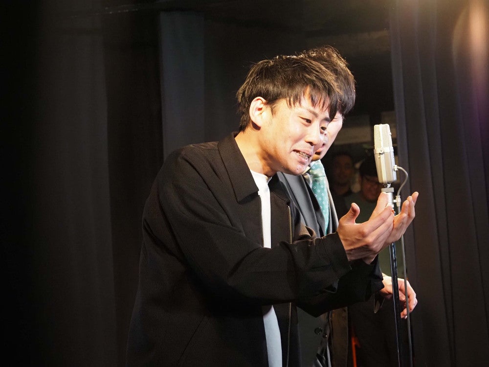 漫才中の「下町モルモット」奥山さん