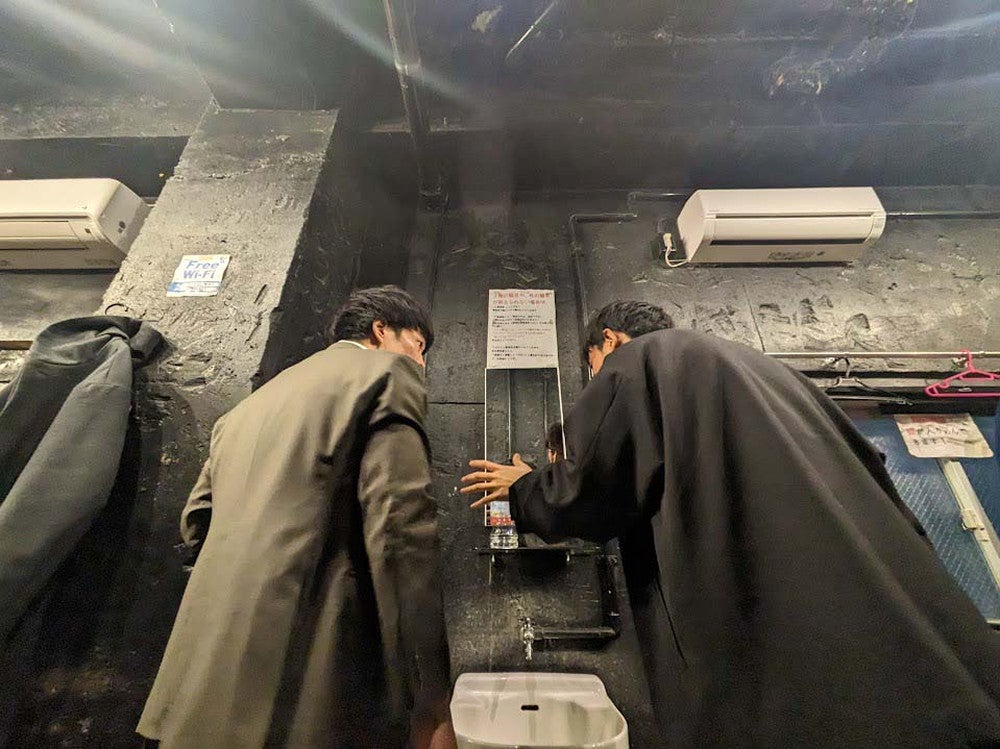 出番前、楽屋でネタ合わせをする「下町モルモット」