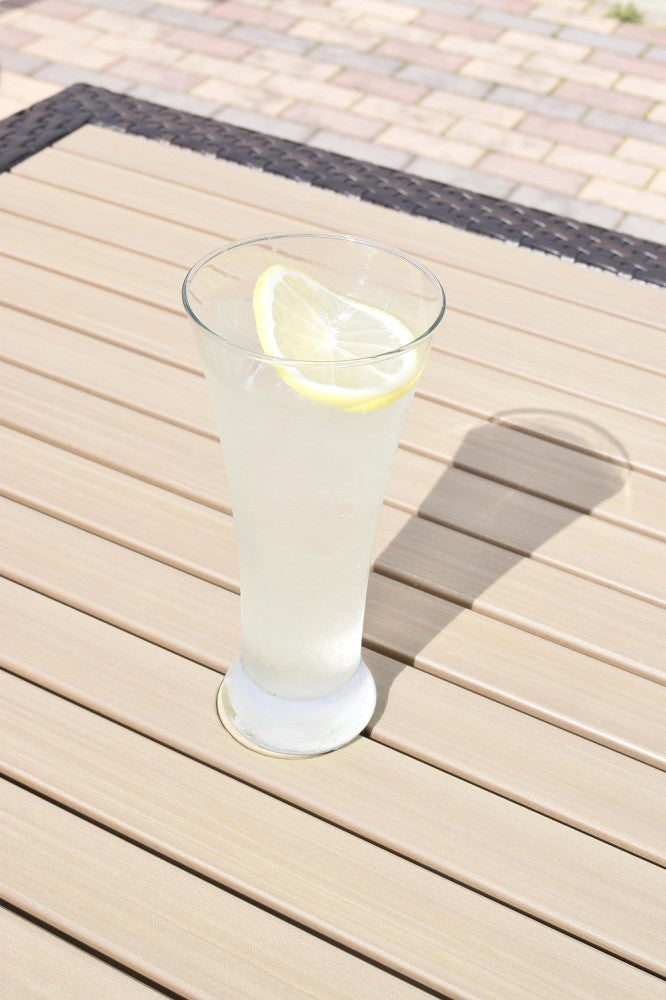 地元産レモンの果汁で作ったレモネード
