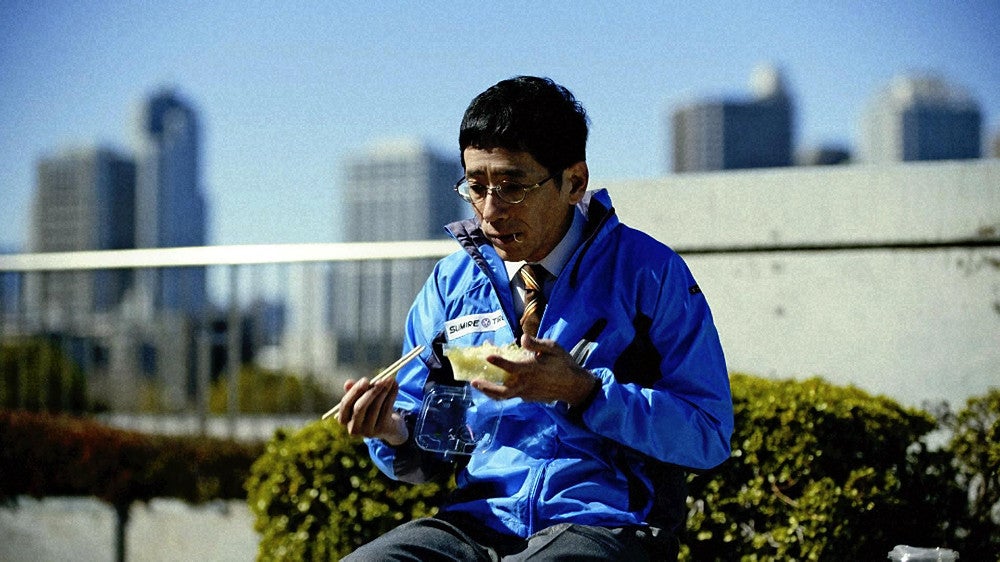 「ＶＲおじさんの初恋」の主人公・直樹（野間口徹）は会社でも居場所がなく、ＶＲゲームが生きがいだ