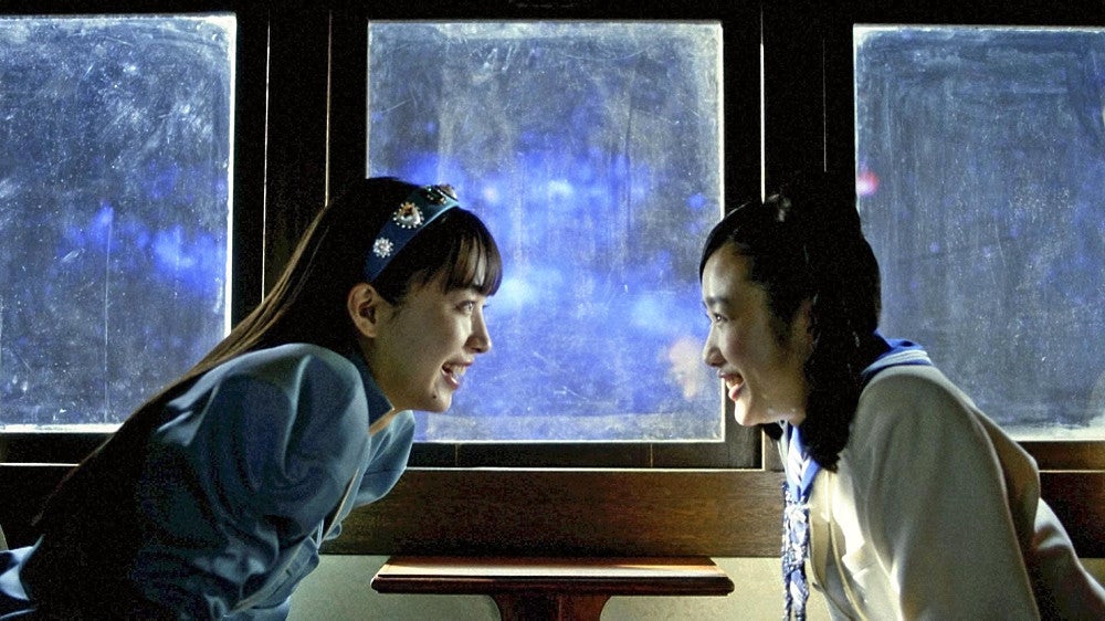 ＶＲ空間でナオキ（倉沢杏菜、右）とホナミ（井桁弘恵、左）は次第に心が通じ合っていく（「ＶＲおじさんの初恋」１８話より）