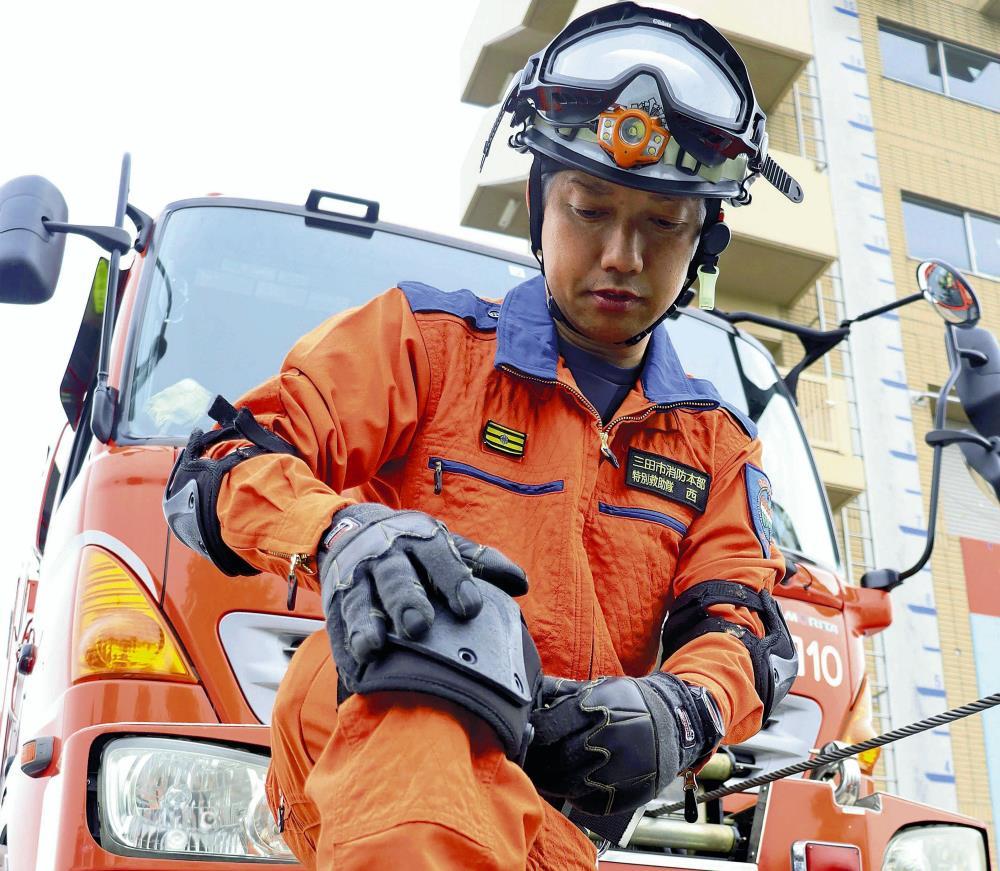 訓練の準備をする西さん（兵庫県三田市で）