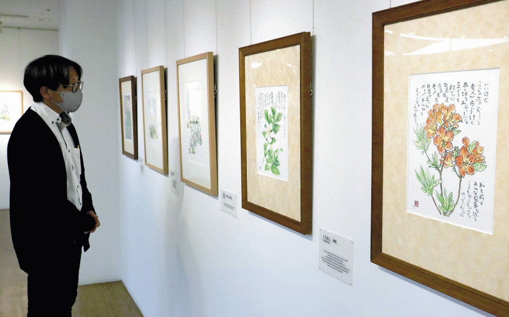 星野さんの作品が並ぶ院内の会場（３０日、群馬大付属病院で）