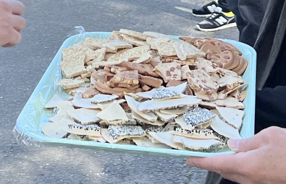 エイドステーションにて。南部せんべいは食べやすさを考慮して「割れせん」だった