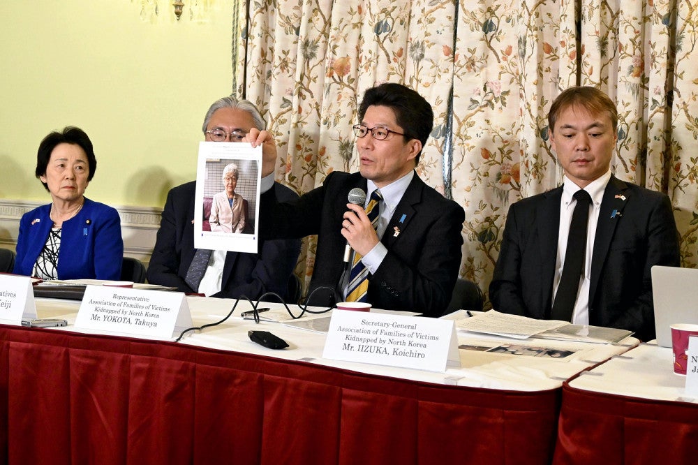 米政府関係者らとの会談でも示した母早紀江さんの写真を手に、拉致問題の早期解決を訴える横田さん（中央）（４月３０日、米ワシントンで）＝淵上隆悠撮影