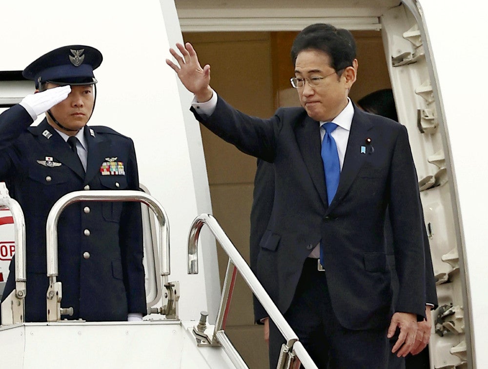 フランスに向けて出発する岸田首相（１日、羽田空港で）＝桐山弘太撮影