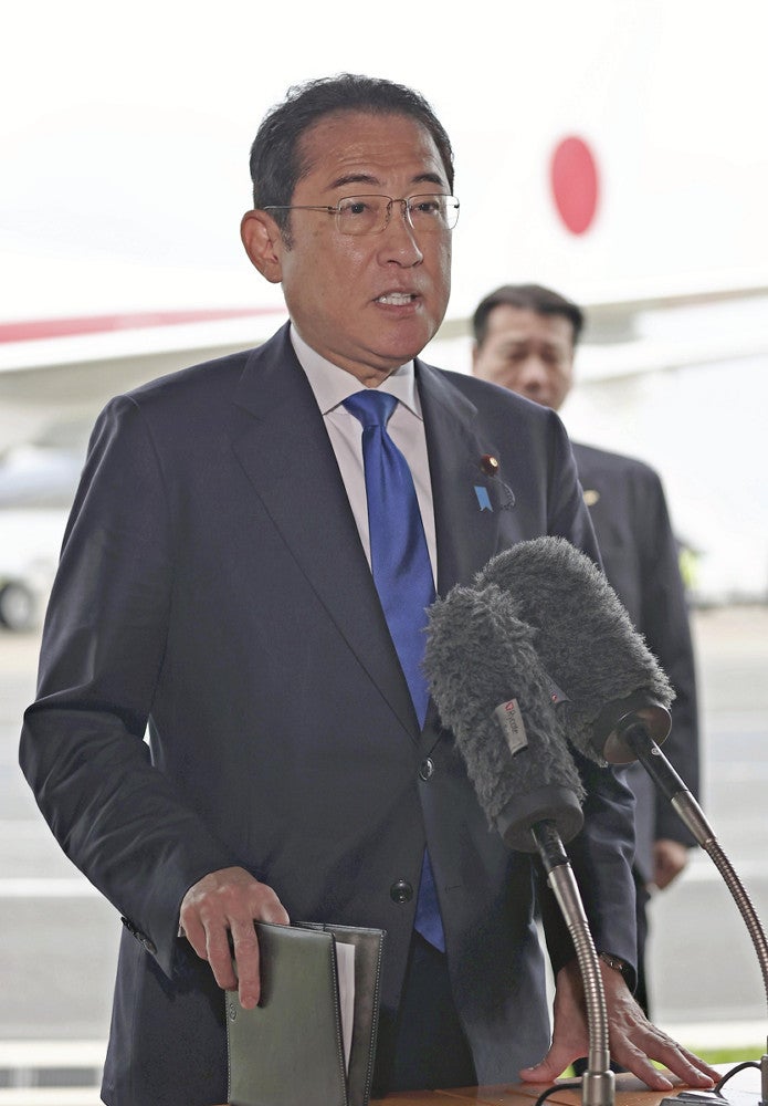 記者団の取材に応じる岸田首相（１日、羽田空港で）＝桐山弘太撮影