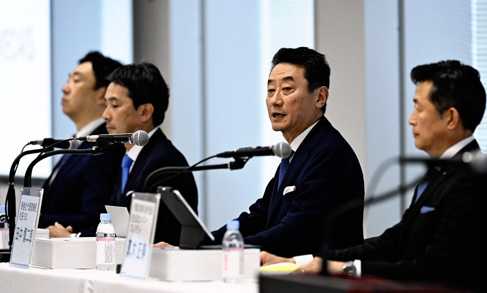 記者会見で新会社「ＷＥＣＡＲＳ」について説明する田中慎二郎社長（右から２人目）（１日午前、東京都港区で）＝杉本昌大撮影