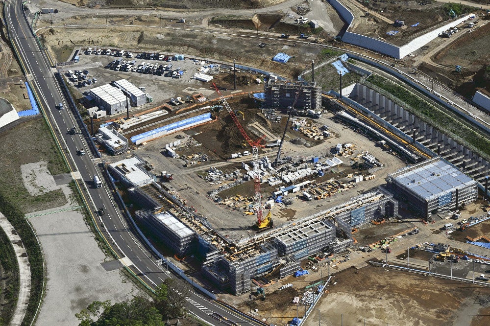 輪郭が見え始めた新ＧＩＡＮＴＳ球場のメイングラウンド（４月２５日、東京都稲城市で、読売ヘリから）＝西孝高撮影