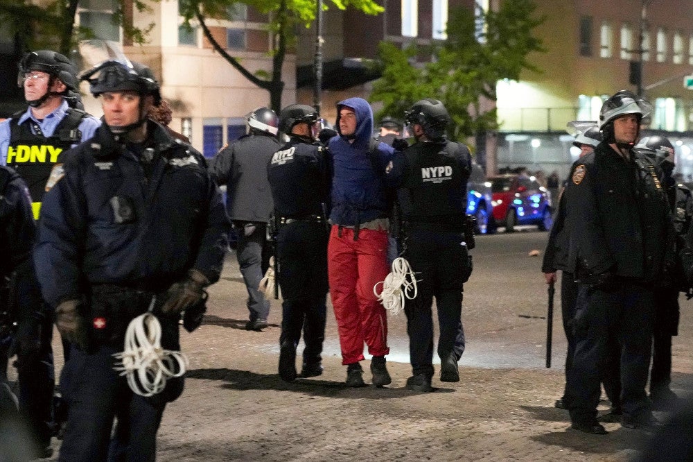 ４月３０日、米ニューヨークのコロンビア大に警官隊が突入する中、拘束されたデモ参加者＝ロイター