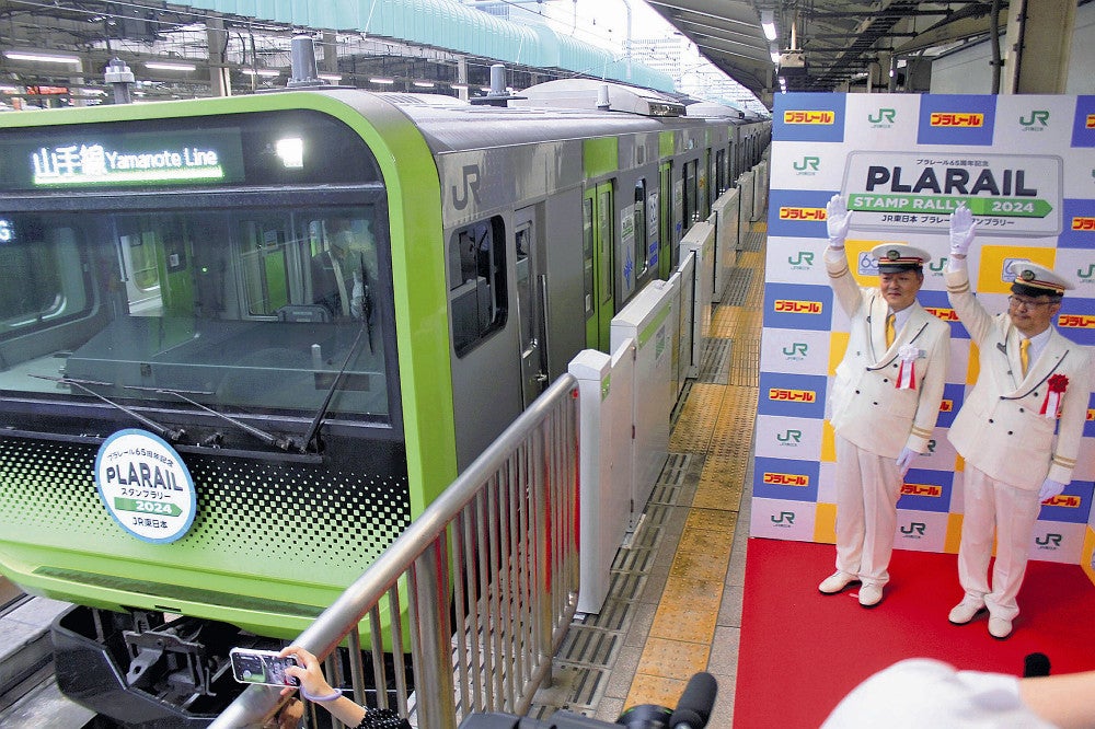 東京駅を出発する「山手線プラレール号」（１日、東京駅で）
