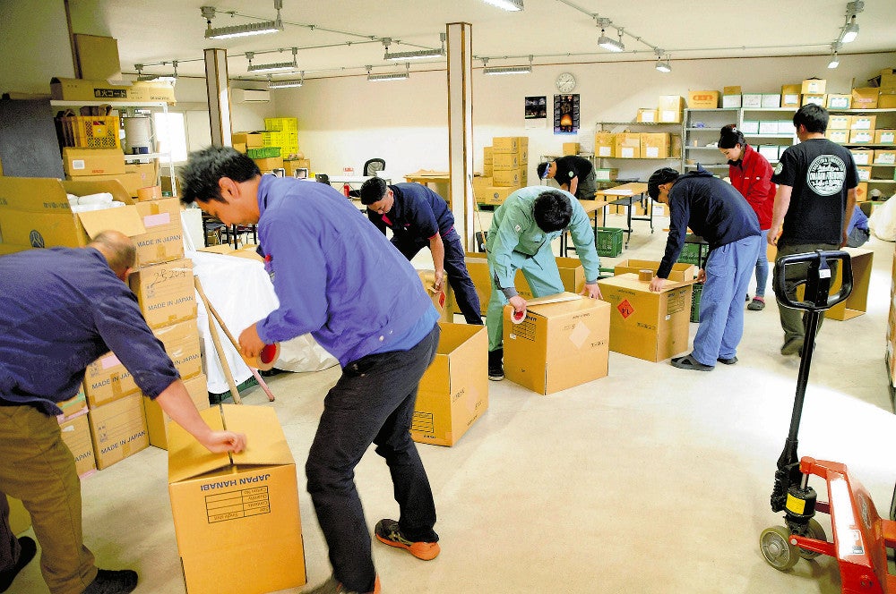 響屋大曲煙火で行われた花火玉の荷造り作業（１日、秋田県大仙市で）