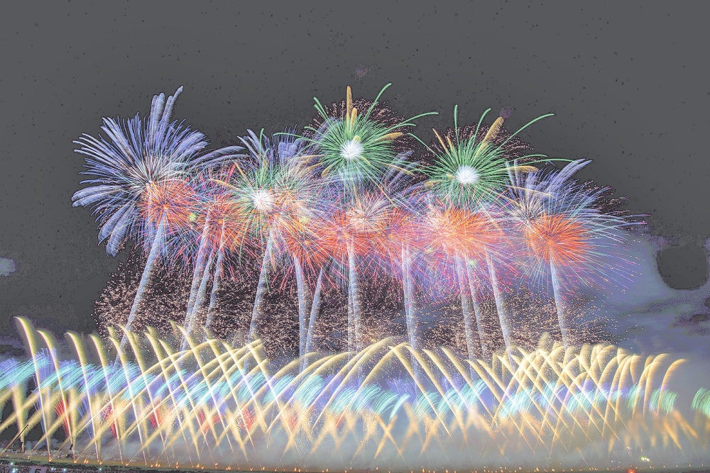 昨年８月２６日の全国花火競技大会（大曲の花火）で打ち上げられた地元業者による「大会提供花火」（秋田県大仙市提供）