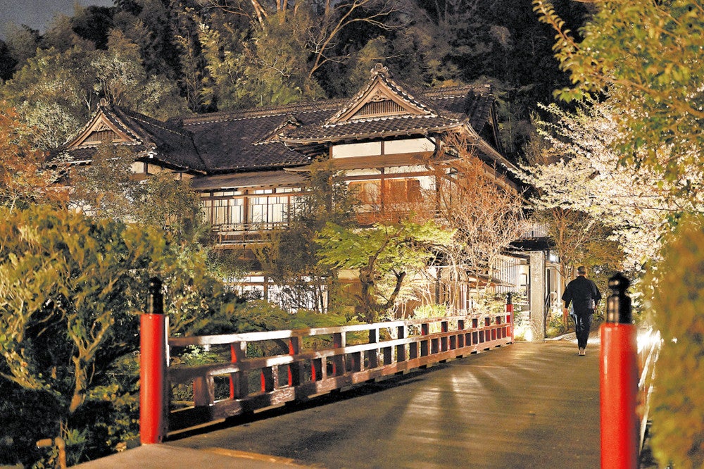 趣のある旅館などが立ち並ぶ温泉街