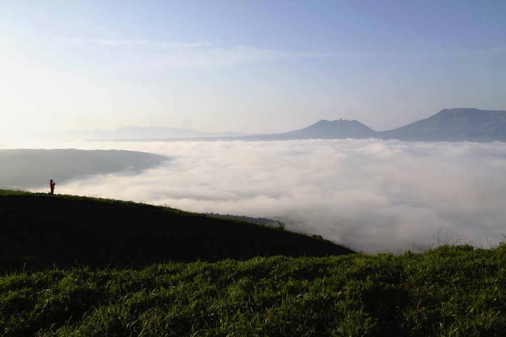 阿蘇のカルデラを覆った雲海。阿蘇五岳（右手奥）が浮かんだように見える（熊本県阿蘇市で）＝２０２３年５月撮影
