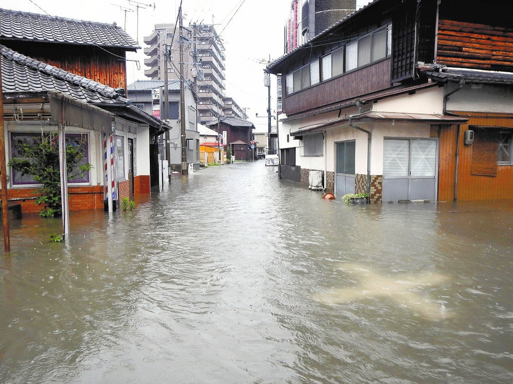 昨年７月１０日の大雨で道路が冠水した筑後市中心部（筑後市提供）