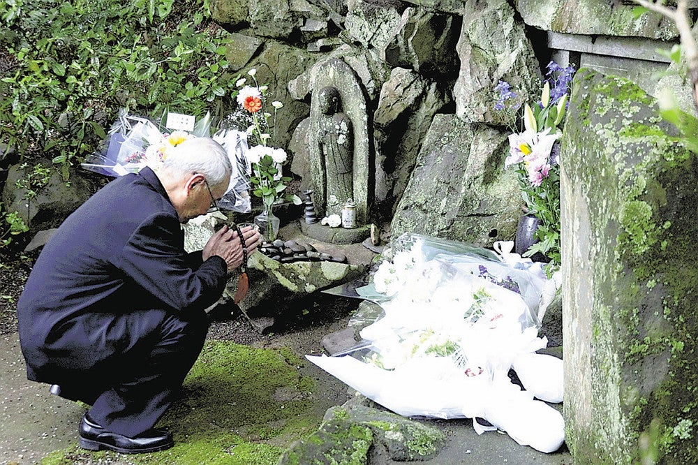 「乙女塚」で水俣病の犠牲者らを悼む人（１日午後０時８分、熊本県水俣市で）＝山之内大空撮影