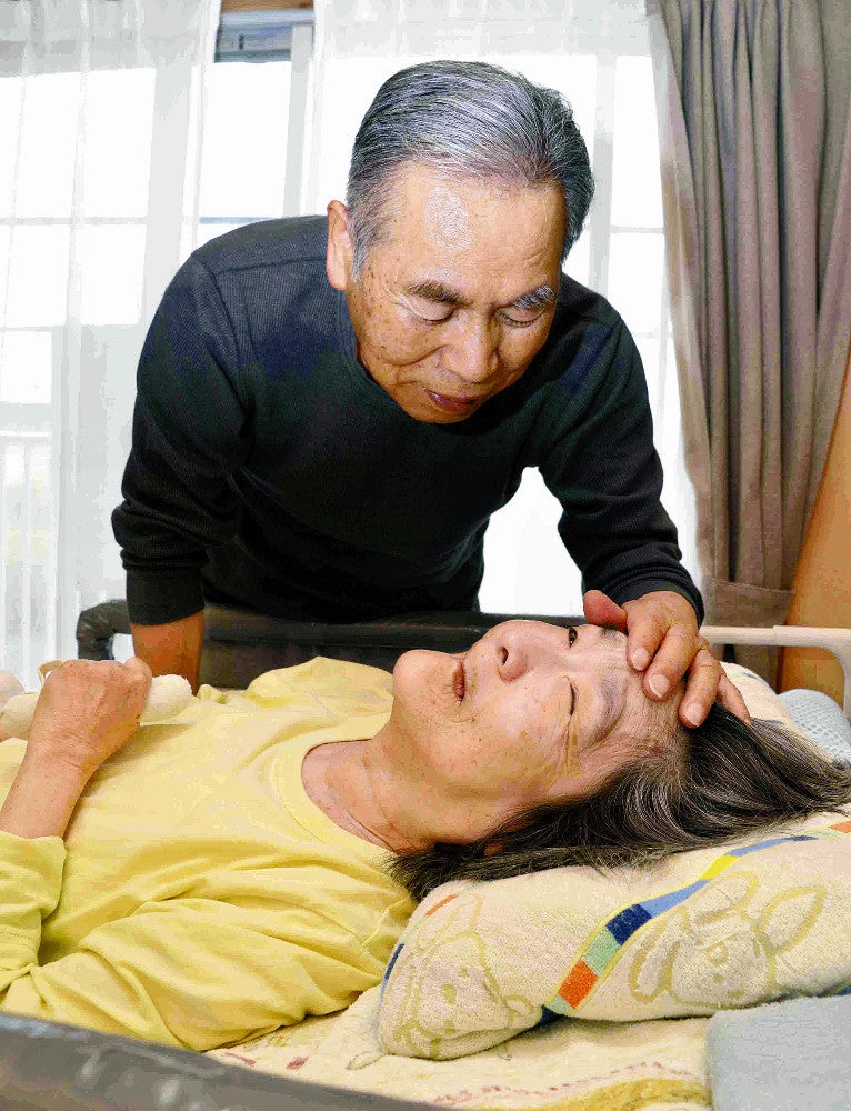 田中実子さんに優しく話しかける下田良雄さん（４月２７日、熊本県水俣市で）