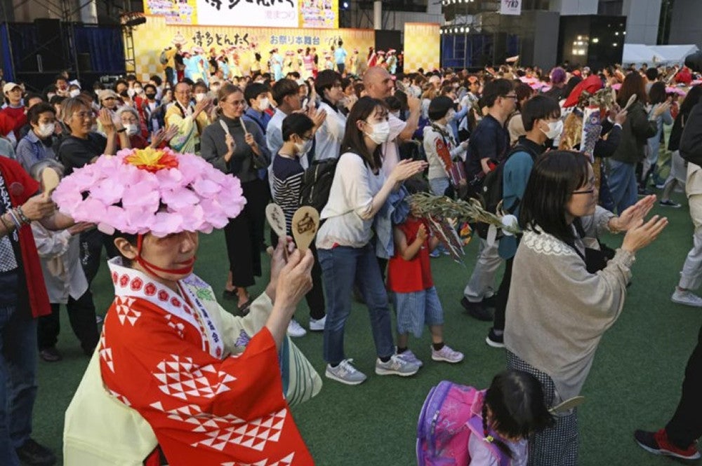 昨年行われた「博多どんたく港まつり」のフィナーレを飾る「総おどり」（２０２３年５月４日、福岡市・天神で）＝佐伯文人撮影