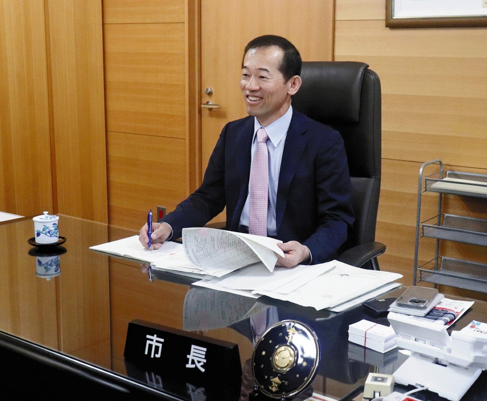 執務室で取材に応じる実松市長