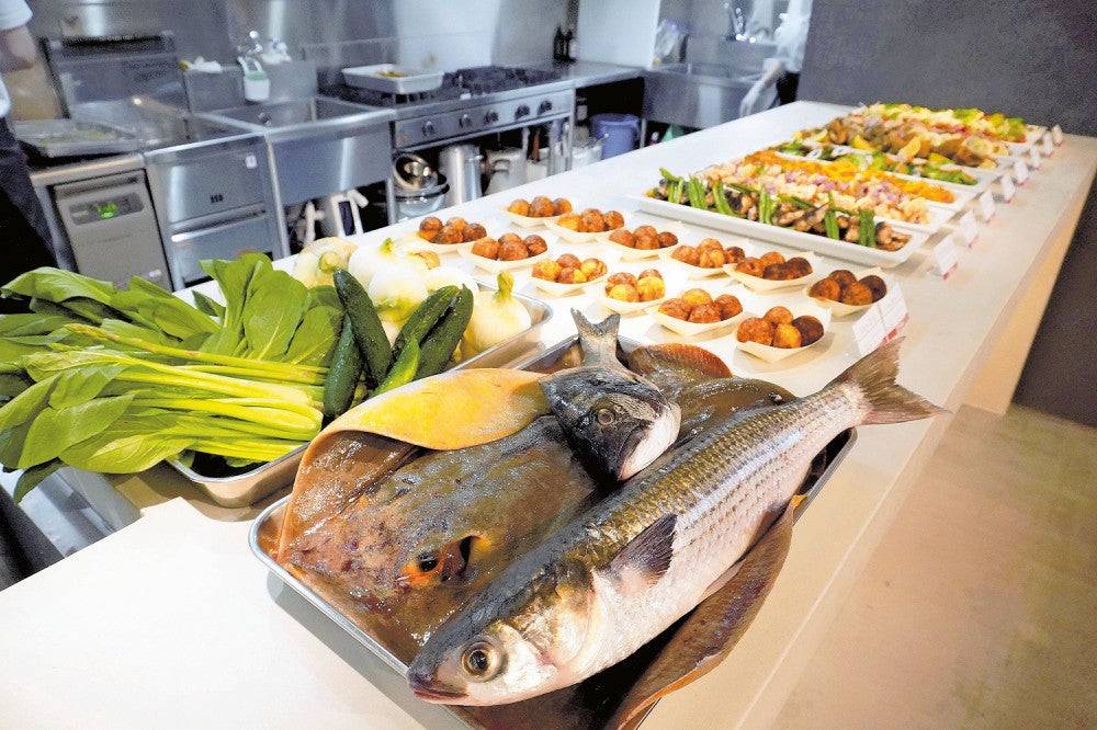 「クセモノズ」で提供される料理の食材とメニュー（高松市で）