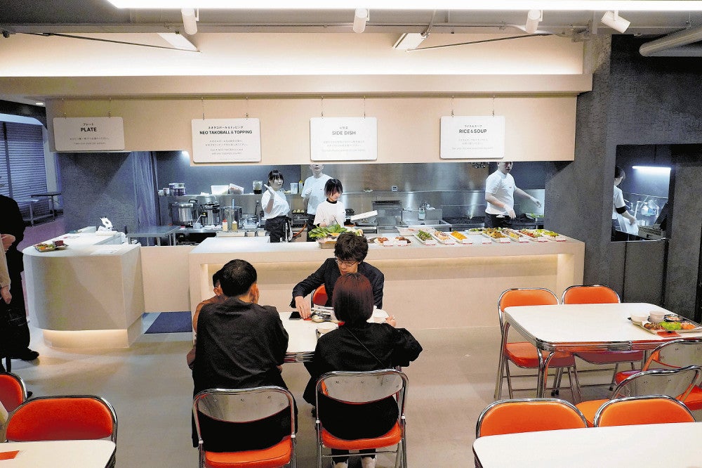 うみまち商店街にオープンする観光交流拠点の内部（高松市で）