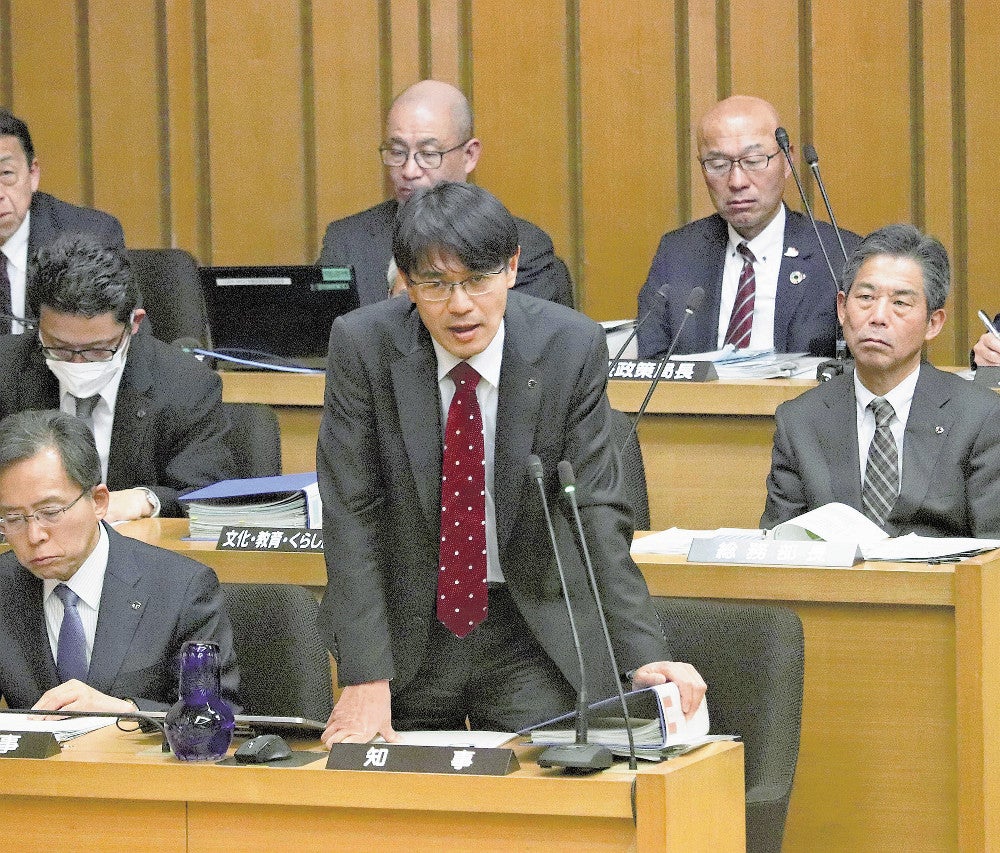 奈良県議会でメガソーラーの整備について答弁する山下知事（３月１日、奈良市で）