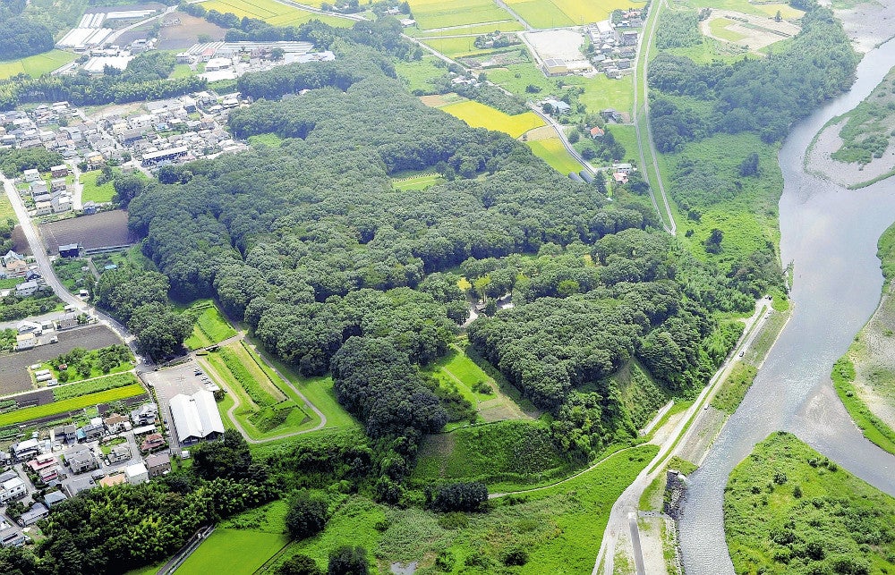 飛山城史跡公園（２０１５年８月２２日、読売ヘリから撮影）