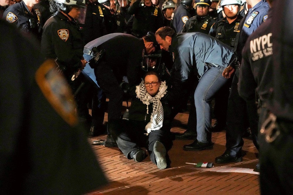米ニューヨークのコロンビア大に警官隊が突入する中、拘束されたデモ参加者（４月３０日）＝ロイター