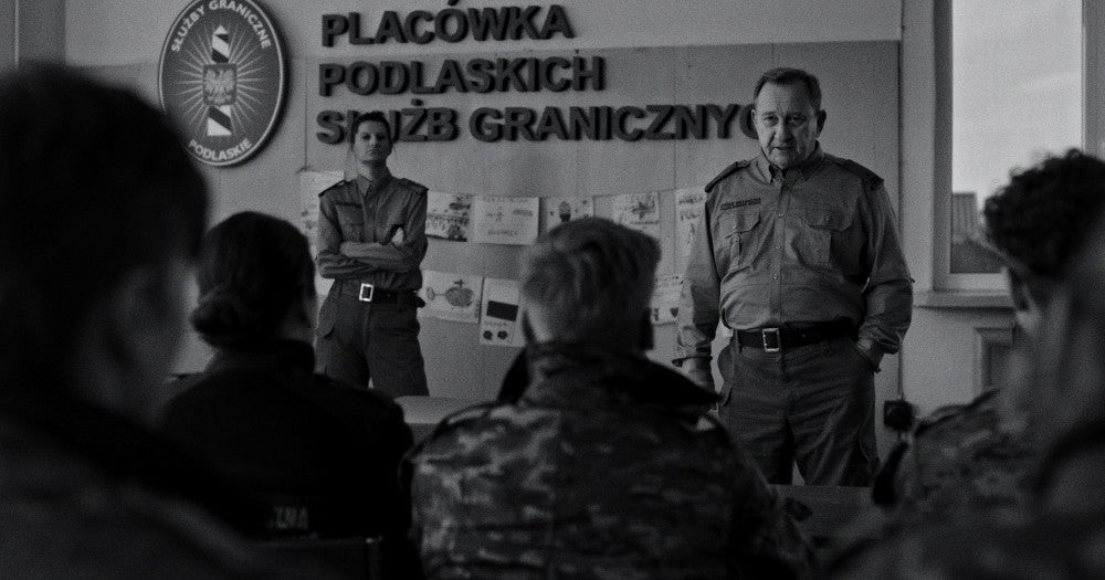 「人間の境界」から。ポーランド国境警備隊の上官がレクチャーする場面