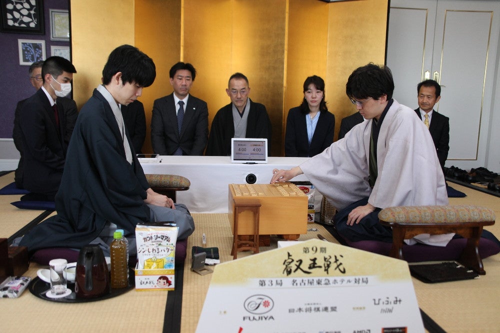 叡王戦第３局に臨む両対局者（２日、名古屋市で）＝日本将棋連盟提供