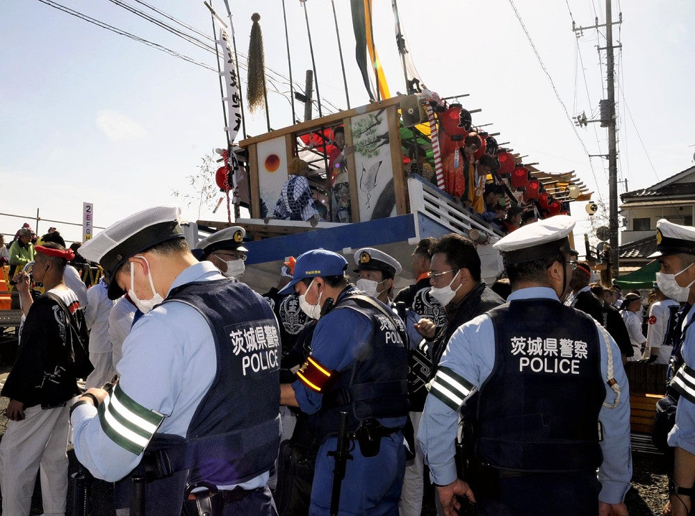観客らがけがをした「常陸大津の御船祭」の事故現場を調べる茨城県警高萩署員ら（２日、茨城県北茨城市で）