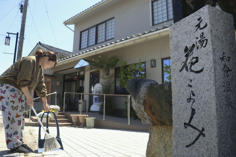 営業再開を前に、掃除をして準備を整える「花ごよみ」の従業員（２日、石川県七尾市で）
