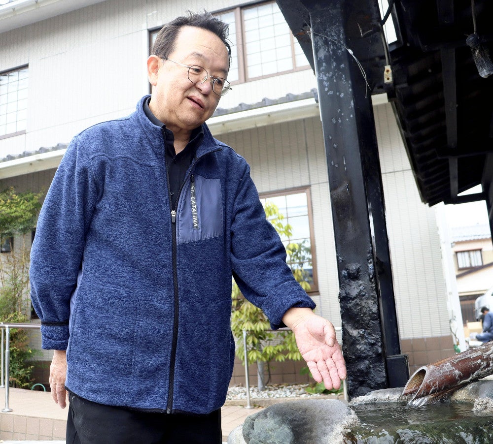 ４か月ぶりの再開を前に源泉の湯を確認する「花ごよみ」の北村社長（１日、石川県七尾市で）