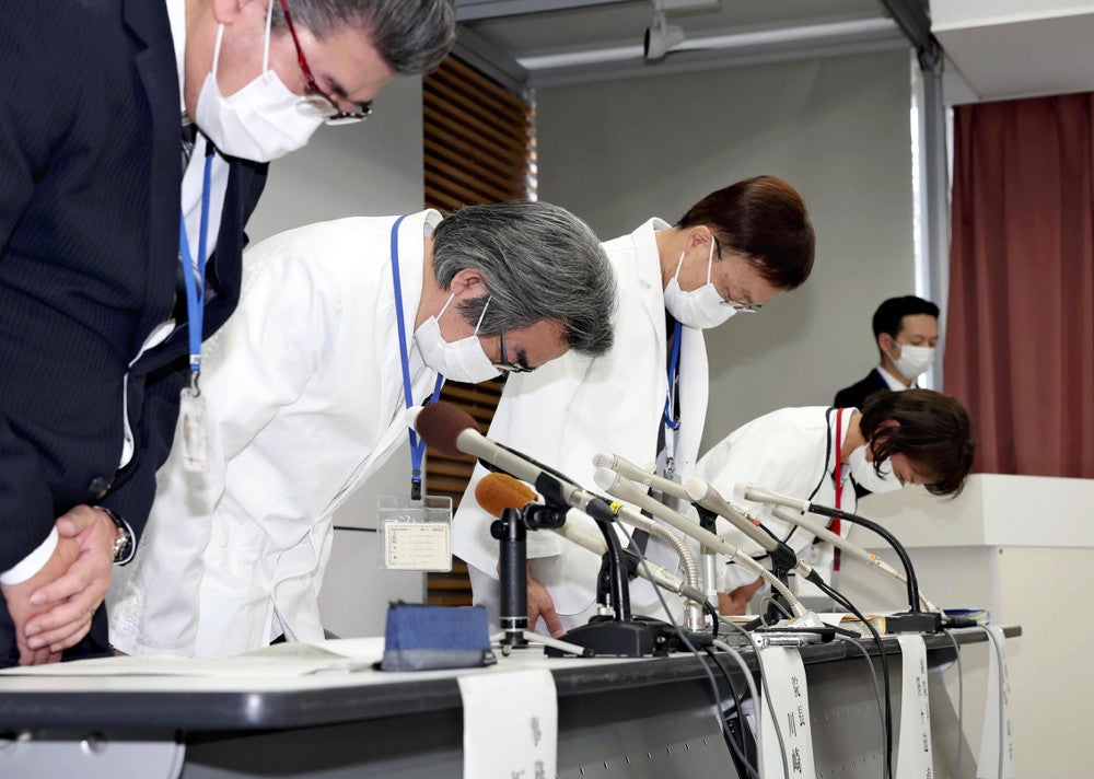 入院患者への虐待について謝罪する川崎院長（左から２人目）ら国立病院機構大牟田病院の関係者（２日午後４時１分、福岡県大牟田市で）＝木佐貫冬星撮影
