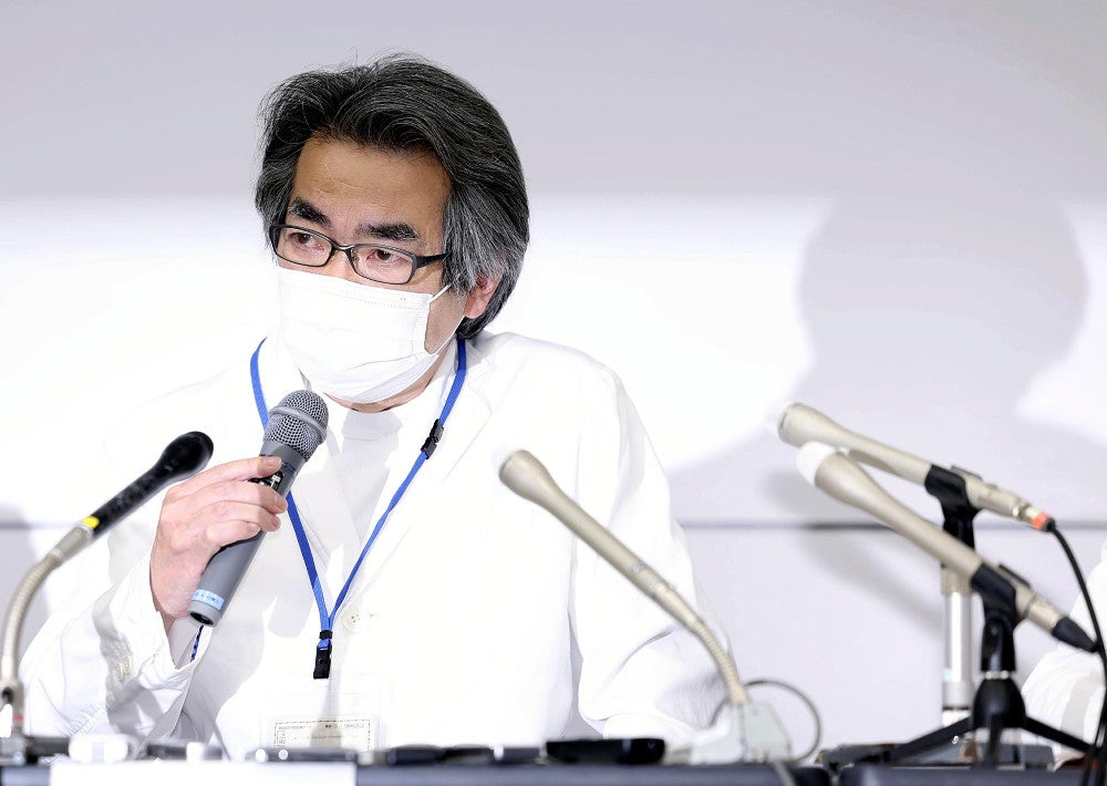 記者会見する国立病院機構大牟田病院の川崎院長（２日午後４時１２分、福岡県大牟田市で）＝木佐貫冬星撮影