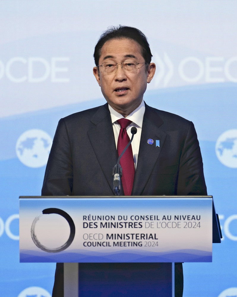 ＯＥＣＤ閣僚理事会の開会式で基調演説をする岸田首相（２日午前、パリで）＝守谷遼平撮影