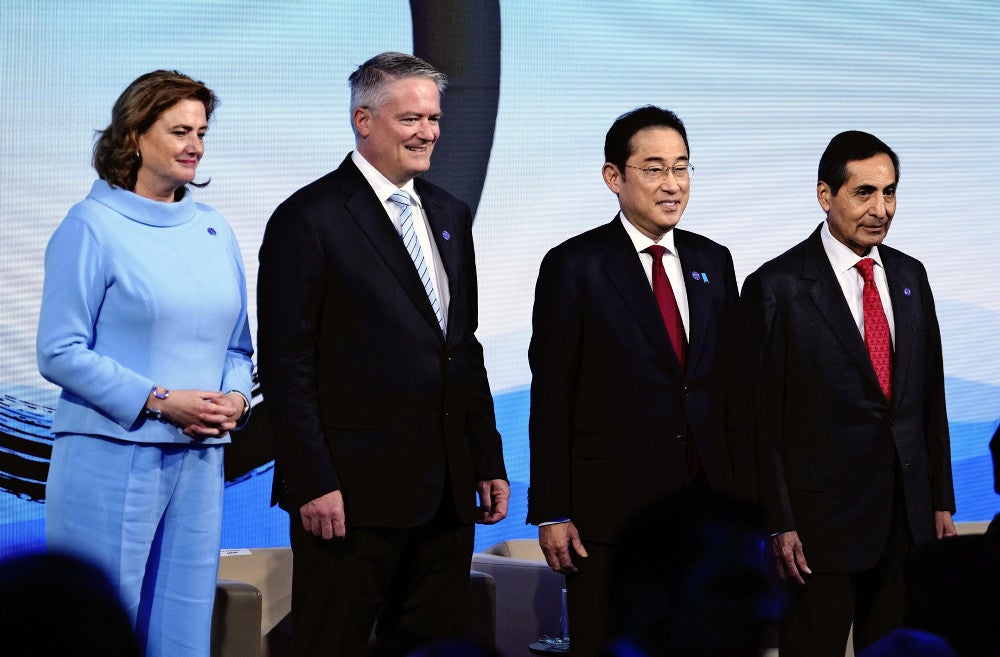 マティアス・コーマンＯＥＣＤ事務総長（左から２人目）らと記念撮影に納まる岸田首相（同３人目）（２日午前、パリで）＝守谷遼平撮影